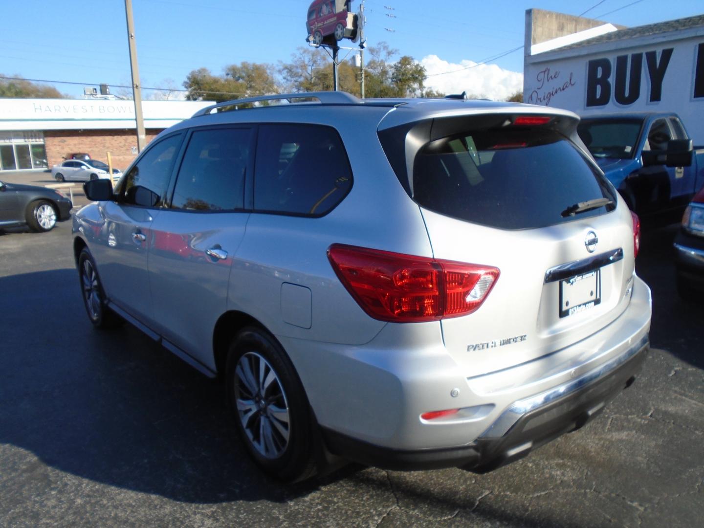 2017 Nissan Pathfinder (5N1DR2MN6HC) , located at 6112 N Florida Avenue, Tampa, FL, 33604, (888) 521-5131, 27.954929, -82.459534 - Photo#4